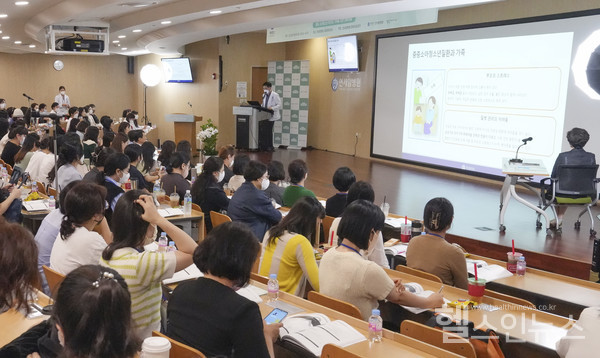 세브란스병원소아청소년완화의료20주년기념심포지엄에서참석자들이강연을듣고있다.