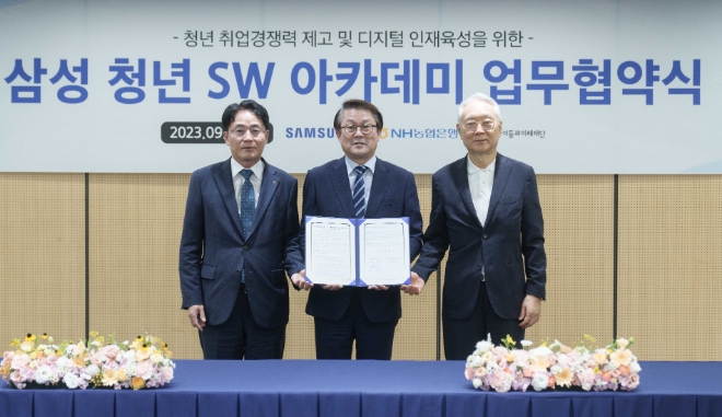 NH농협은행과 삼성이 12일 서울 강남구 SSAFY 서울캠퍼스에서 디지털 인재육성을 위한 업무협약을 맺었다. (왼쪽부터) NH농협은행 이석용 은행장, 삼성전자 박승희 사장, 아이들과미래재단 이훈규 이사장. / 사진=NH농협은행 제공
