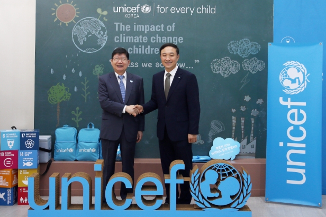 신한카드(사장 문동권)는 유니세프한국위원회와 공동으로 '미래세대 보호 프로젝트'를 추진하고자 업무협약을 체결했다고 13일 밝혔다. 협약식에 참석한 정갑영 유니세프한국위원회 회장(왼쪽), 문동권 신한카드 사장이 기념사진을 촬영하고 있다. / 사진=신한카드 제공