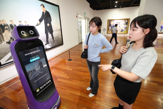 KT가 충청북도, 충북과학기술혁신원과 청남대에 관람객들의 편의와 안전을 위한 안내로봇, 순찰로봇을 도입했다.