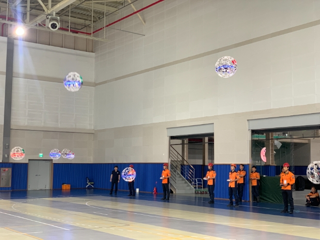 소방청 소속 직원들이 드론 조종 훈련을 하고 있는 모습 / 사진=한국교통안전공단 제공