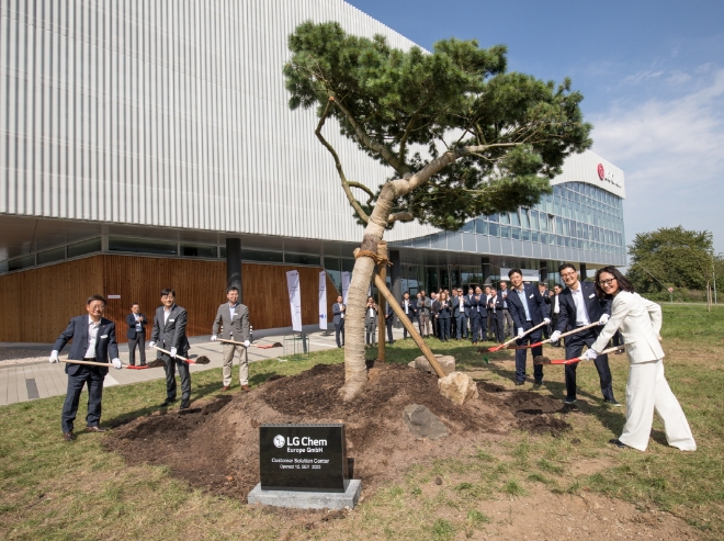 LG화학 및 프랑크푸르트 관계자들이 유럽 CS센터에서 기념 식수를 진행하고 있다. / 사진=LG화학 제공