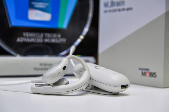 2023 서울모빌리티쇼 현대모비스 부스에 전시된 뇌파 기반 운전자 모니터링 시스템 '엠브레인' / 사진=현대모비스 제공