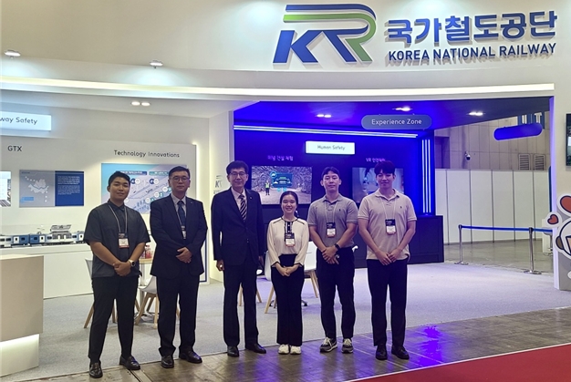 최원일 국가철도공단 안전본부장(왼쪽 세 번째) 및 관계자들이 ‘2023 대한민국 안전산업박람회’ 국가철도공단 전시부스 앞에서 기념촬영을 하고 있다. / 사진=국가철도공단 제공