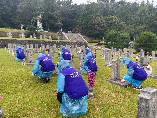 효성이 13일 국군의 날(10월 1일)을 맞이하여 국립서울현충원을 찾아 묘역 정화와 헌화 활동을 실시했습니다.
