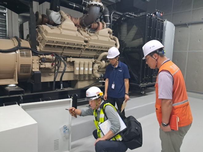 지난달 28일 인천 중구에 위치한 인천 항동 쿠팡물류센터에서 DL건설 관계자를 포함한 소방방재 합동점검반이 발전기 엔진오일 히팅 설비를 점검하고 있다. / 사진=DL건설 제공