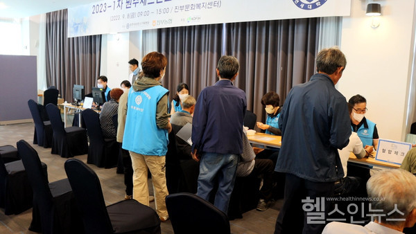 8일평창군진부면문화복지센터에서원주세브란스기독병원의료진이지역주민을진료하고있다.