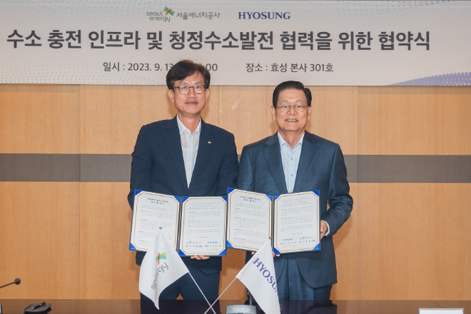 ㈜효성은 서울에너지공사와 손잡고 서울시 수소 충전 인프라 구축에 박차를 가한다고 14일 밝혔다. 사진은 (좌측부터)서울에너지공사 이승현 사장와 효성 이상운 부회장이 지난 13일 효성 마포본사에서 MOU 체결 기념사진을 촬영하는 모습. (사진 = ㈜효성 제공)