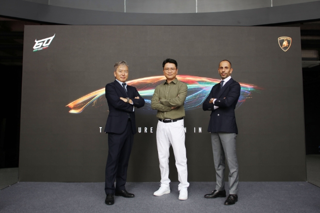 (사진 왼쪽부터) 김종복 람보르기니 서울 대표, 그래피티 아티스트 범민, 프란체스코 스카르다오니 람보르기니 아태지역 최고경영자(CEO)가 기념 촬영하고 있다. / 사진=람보르기니 제공