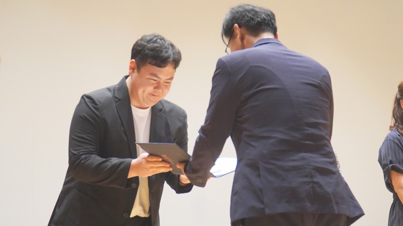 희망조약돌 임직원이 표창장을 수여받고 있다.