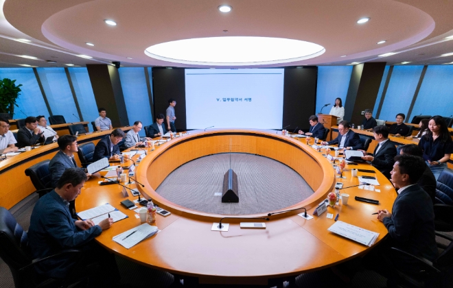 SK텔레콤(SKT)은 건설 기계로 인한 통신·가스·전력시설 안전 사고 및 시설물 피해 예방을 위한 다자간 업무 협약을 체결했다고 14일 밝혔다. 사진은 SKT타워에서 열린 협약식 현장의 모습. (사진 = SKT 제공)