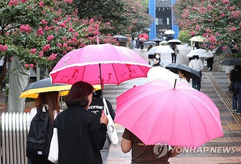 서울 용산구 숙명여대 인근에서 시민들이 우산을 쓰고 걸어가고있다.(연합=사진제공)