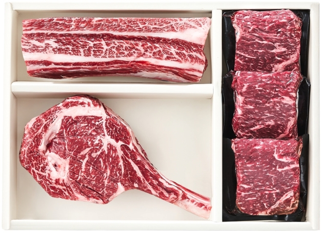 현대백화점 토마호크 0.7kg, 우대갈비 0.4kg, 채끝 0.6kg으로 구성한 '토마호크 우대갈비 세트' / 사진=현대백화점 제공