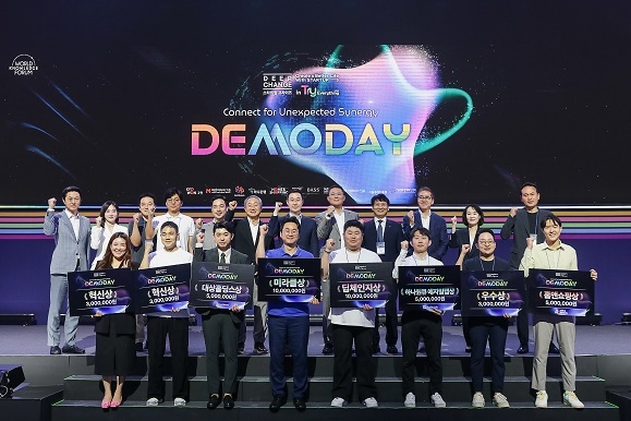 교원그룹이 지난 14일 '2023교원 딥체인지 스타트업 프라이즈 데모데이'에 참여한 스타트업들과 기념촬영 하고 있다.