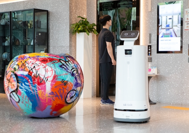 호텔 1층 로비에 배치된 AI 배송로봇의 모습. / 사진=KT 제공