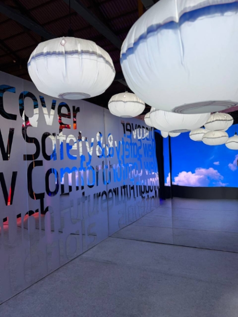 효성첨단소재는 15일부터 17일까지 서울 영등포 소재 복합문화공간인 ‘프로보크 서울’에서 열리는 ‘웁서울 2023 비주얼 아트 페스티벌’에 참가한다고 밝혔다. 사진은 웁서울 2023에 전시된 에어백 원사로 만든 조명 오브제의 모습. (사진 = 효성 제공)