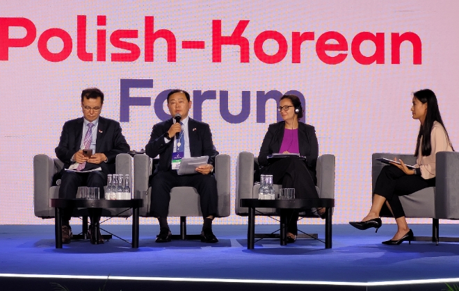 임종일 국가철도공단 부이사장(왼쪽 두 번째)이 폴란드 크리니차 포럼의 주요 세션인 ‘한-폴란드 포럼’에서 지난 14일 발제를 이어가고 있다. / 사진=국가철도공단 제공