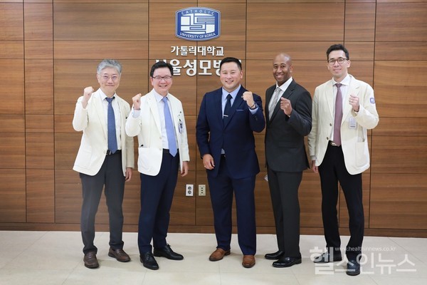 가톨릭대학교서울성모병원윤승규병원장(왼쪽에서두번째),미국론김(RonKim)뉴욕주하원의원(오른쪽에서세번째),클라이드배널(ClydeVanel)뉴욕주하원의원(오른쪽에서두번째)