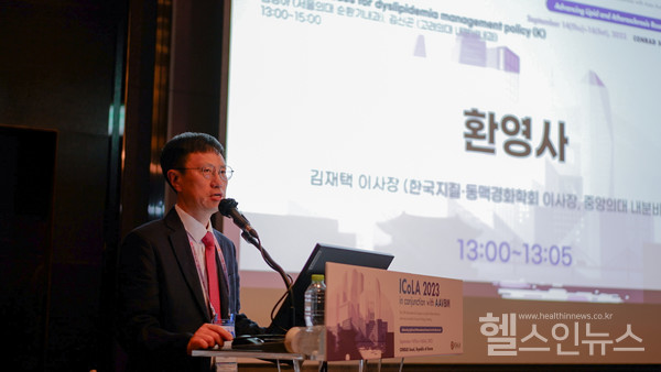 14일,‘심뇌혈관질환의예방을위한콜레스테롤관리’정책토론회에서김재택한국지질․동맥경화학회이사장이인삿말을하고있다.