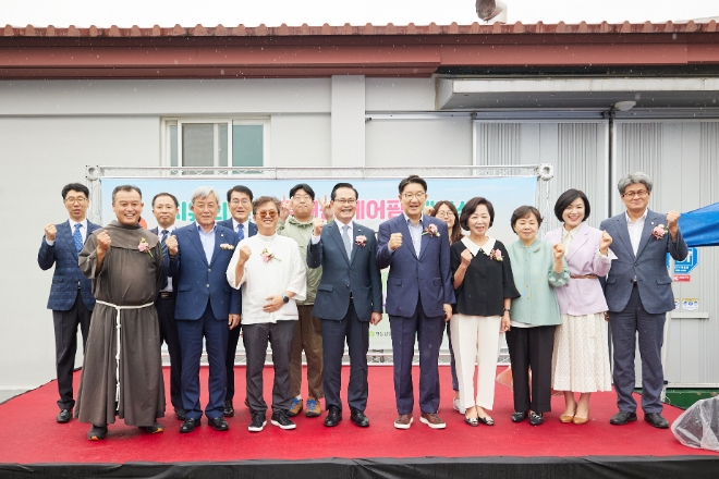 지난 15일 강원도 강릉시 구정면에서 개최한 국유재산 케어팜 개장식에서 권남주 캠코 사장(사진 앞줄 왼쪽에서 네 번째)이 권성동 국회의원(사진 앞줄 오른쪽에서 다섯 번째), 김기영 강릉시의회 의장(사진 앞줄 왼쪽에서 두 번째) 등 관계자들과 기념촬영을 하고 있다. / 사진=캠코 제공