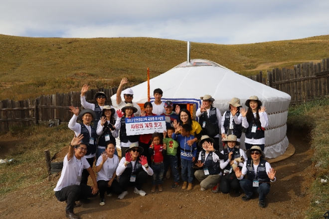 지난 12일 ‘인천공항가족 제18기 글로벌 봉사단’이 몽골 현지 취약계층 가정에게 완성된 게르를 전달하며 기념 촬영을 하고 있다. / 사진=인천공항공사 제공