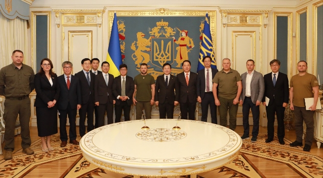 지난 13일부터 14일까지 우크라이나 수도 키이우에서 열린 '한국-우크라이나 재건 포럼'에서 주요 참석자들이 기념촬영을 하고 있다. (왼쪽 일곱 번째부터) 강병구 CJ대한통운 글로벌부문 대표-볼로디미르 젤렌스키 우크라이나 대통령-원희룡 국토교통부 장관. / 사진=CJ대한통운 제공