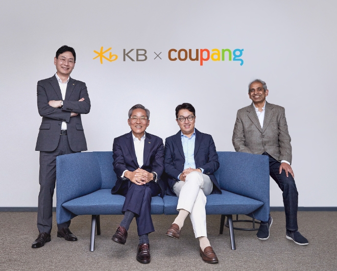 (사진 왼쪽부터) 이창권 KB국민카드 사장, 윤종규 KB금융그룹 회장, 강한승 쿠팡 대표, 비제쉬 아이어 쿠팡페이 대표가 지난 15일 송파구 쿠팡 잠실 사옥에서 협약식 체결 후 기념촬영하고 있다. / 사진=KB국민카드 제공