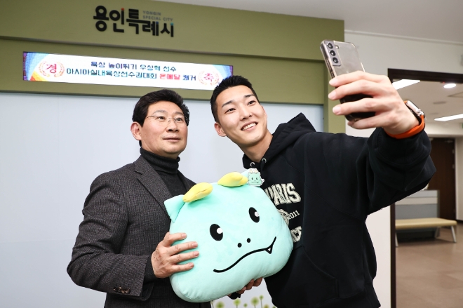 우상혁 높이뛰기 국가대표가 지난달 이상일 용인시장과 셀카를 찍고 있다.(사진=용인시)
