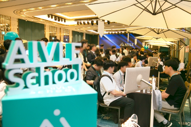 KT가 대한민국 디지털 인재 양성에 기여해 온 바를 인정받아 ‘디지털인재 리더스 클럽’에 선정됐다고 18일 밝혔다. 참고사진은 지난 7월 에이블스쿨 3기 잡페어 현장. / 사진=KT 제공