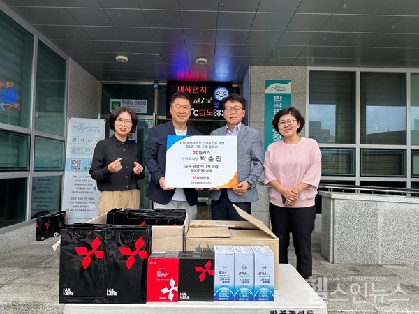 (왼쪽부터)원주노인복지관최은영사무국장,박순진헐커스강원지사장,김효중반곡관설동장,찾아가는보건복지이연경팀장(헐커스제공)