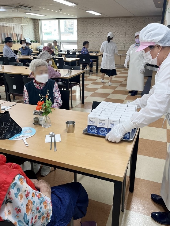 서울대 위바이옴, ‘치매극복의 날’ 맞아 관악구 노인들에 ‘두뇌엔 닥터PS 70’ 등 건기식 기부