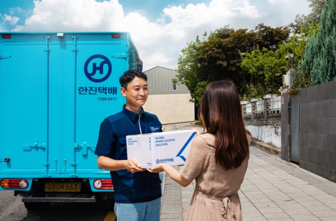 ㈜한진은 ‘고객경험지표(CXI)’를 통해 고객 만족도를 높이고, 대형 온라인 유통채널의 라스트마일 수행을 통해 배송 차별화에 나선다고 18일 밝혔다. 사진은 ㈜한진 택배기사가 고객에게 택배를 전달하는 모습. (사진 = ㈜한진 제공)