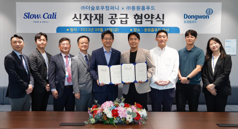 정문목 동원홈푸드 대표(왼쪽에서 다섯번째)와 전현제 더슬로우컴퍼니 대표(왼쪽에서 여섯번째)가 서울 서초구 동원산업빌딩에서 업무협약을 맺고 기념 촬영을 하고 있다