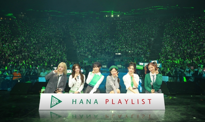 지난 17일 콘서트의 마지막 순서로 등장해 피날레를 장식한 걸그룹 'IVE'가 관객들과 함께 셀카를 찍으며 모두에게 하나의 추억이 될 순간을 만들고 있다. / 사진=하나은행 제공