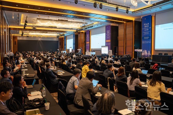 14~16일콘래드서울호텔에서진행된제12회ICoLA현장에서참가자들이초록발표를듣고있다.