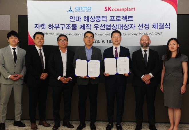 지난 18일 이승철 SK오션플랜트 대표이사(가운데)와 Jake Cho 안마해상풍력(주) 대표가 우선협상대상자 선정 체결 후 기념 촬영하고 있다. / 사진=SK오션플랜트 제공