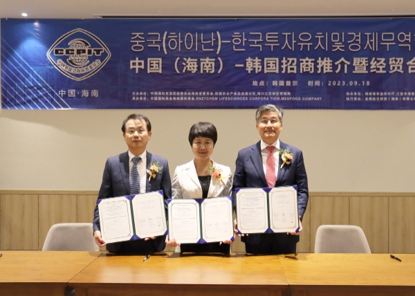 오른쪽부터 엔지켐생명과학 손기영 회장, 중국국제무역촉진위원회 하이난성 위원회 린춘홍 부회장, 메드푸드 윤영배 대표. (제공= 엔지켐생명과학)