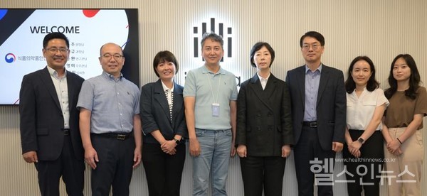 (좌측에서4번째)이루다김용한대표,(우측에서4번째)식품의약품안전평가원박윤주원장(이루다제공)