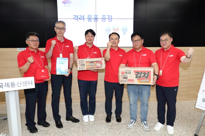 KT는 오는 23일(현지 시간)부터 중국 항저우에서 개최되는 아시안게임을 위한 국제방송중계망을 구축했다고 19일 밝혔다. 사진은 지난달 17일 서울국제통신센터 항저우 IBC 파견 직원이 아시안게임 출정식을 마치고 기념사진을 촬영하는 모습. (사진 = KT 제공)