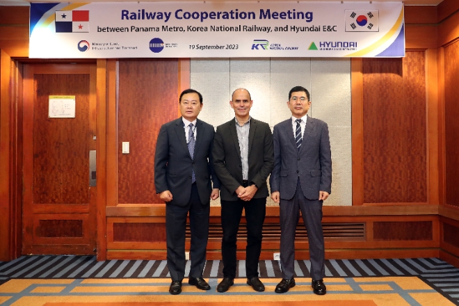 (사진 왼쪽부터) 임종일 국가철도공단 부이사장, 페레즈 바레토 아브디엘 파나마 메트로 공사 부사장, 김기범 현대건설 본부장이 19일 GICC행사에 참석해 기념촬영을 하고 있다. / 사진=국가철도공단 제공