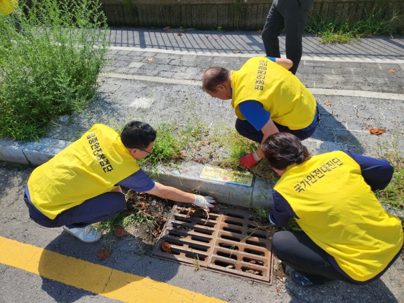 빗물받이 안전점검 / 사진=광주광역시 제공