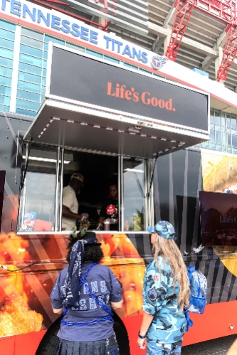 LG전자가 공식 후원팀 '테네시 타이탄스(Tennessee Titans)'의 NFL 정규시즌 홈 경기 시작일인 이달 17일에 로컬 식당과 협업해 경기장 밖에서 푸드 트럭을 운영했다. 이날 수익금 전액은 테네시 불우이웃돕기 성금으로 활용된다. / 사진=LG전자 제공