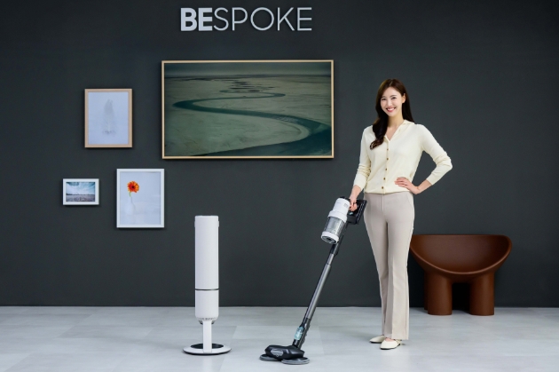 삼성전자 모델이 '비스포크 제트 AI' 신제품을 소개하고 있는 모습. / 사진=삼성전자 제공