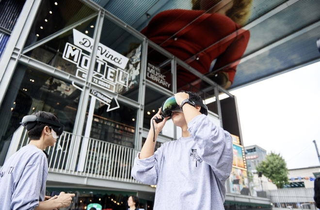 관객들이 MR을 체험하는 모습. / 사진=현대카드 제공