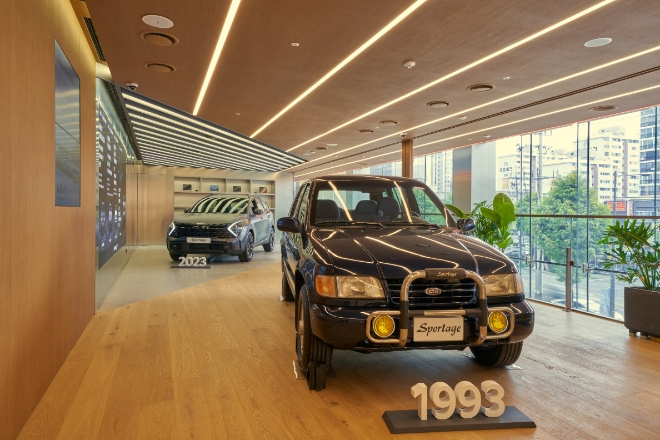 기아 광주 플래그십 스토어 내부에 전시된 스포티지 1세대(앞)와 스포티지 30주년 에디션 모델 차량 / 사진=기아 제공