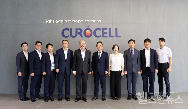 (왼쪽부터)우리금융그룹소속의김대용지점장,이해광부문장,송용섭본부장,정진완그룹장,임종룡회장,김건수대표이후큐로셀소속의김종란부사장,박진경상무,김형철기술연구소장,전동혁생산기술센터장)(큐로셀제공)