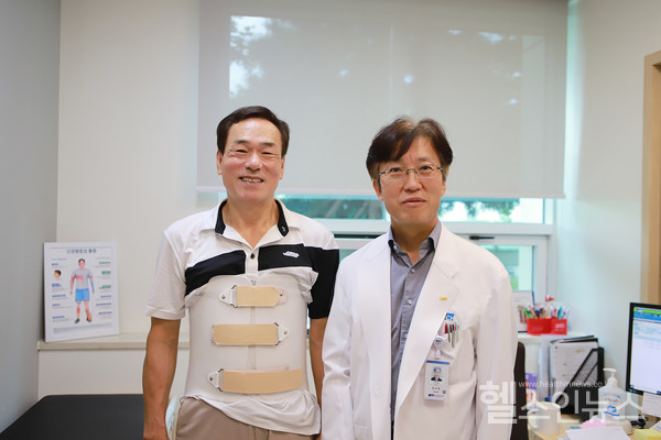 요추협착증치료후밝은웃음을되찾은환자유영철씨(좌측)와순천향대부천병원임수빈교수(우측)