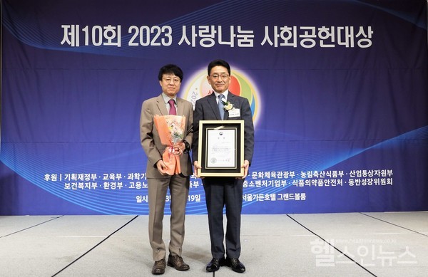 (왼쪽부터)홍승갑경영지원본부장,올림푸스한국오카다나오키대표(올림푸스한국제공)