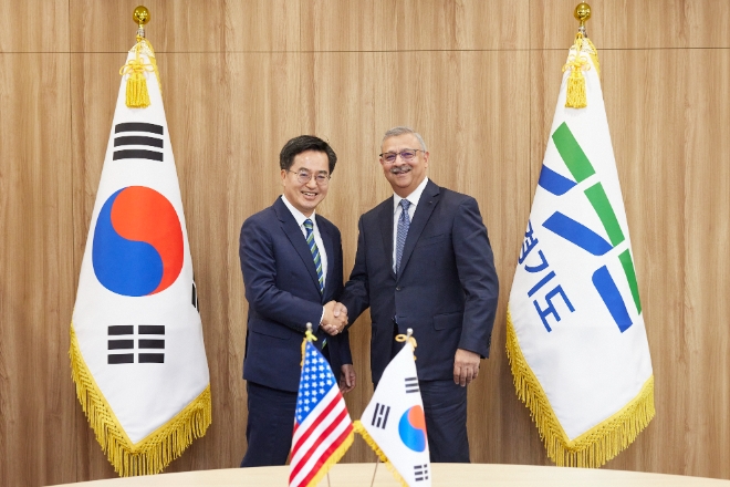 20일 오전 경기도청 집무실에서 김동연 경기도지사(왼쪽)와 산지브 람바(Sanjiv Lamba) 린데그룹 회장이 면담을 하고 있다. / 사진=경기도 제공