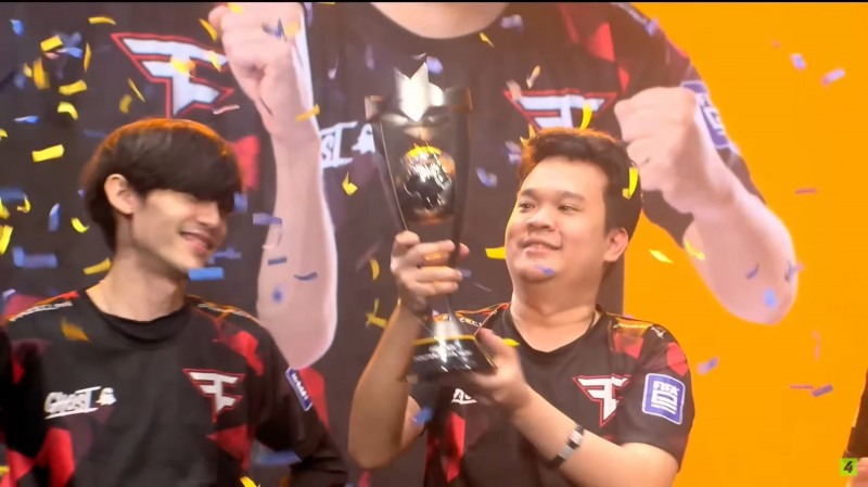 FeCC 2023 우승컵을 들고 있는 '접접'(사진=중계 화면 캡처).